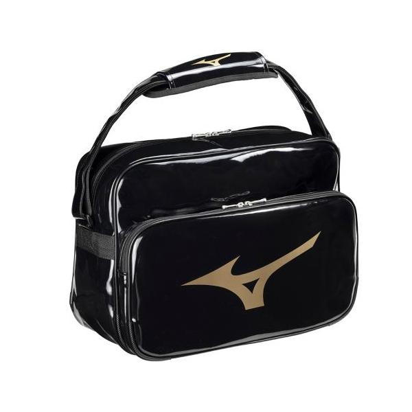 型押しビッグロゴがポイントの定番エナメルバッグ[商品詳細]●価格：￥7,920 (本体価格￥7,200)●品番：33JSB212●サイズ：L45×W15×H32cm●色展開：09/ブラックxゴールド14/ネイビーxマゼンタ96/ブラックxレ...