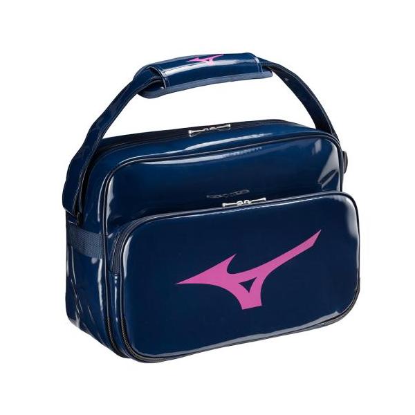 型押しビッグロゴがポイントの定番エナメルバッグ[商品詳細]●価格：￥7,920 (本体価格￥7,200)●品番：33JSB212●サイズ：L45×W15×H32cm●色展開：09/ブラックxゴールド14/ネイビーxマゼンタ96/ブラックxレ...