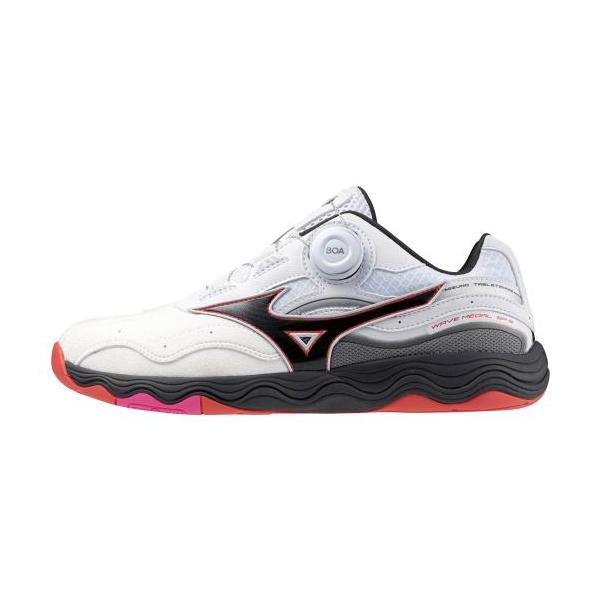 BOAフィットシステムモデル。新しいクッション性の概念を追求した新ソール搭載！[商品詳細]●価格：￥17,050 (本体価格￥15,500)●品番：81GA2412●サイズ：22.5〜28.5cm●色展開：01/ホワイト×ブラック×レッド●...