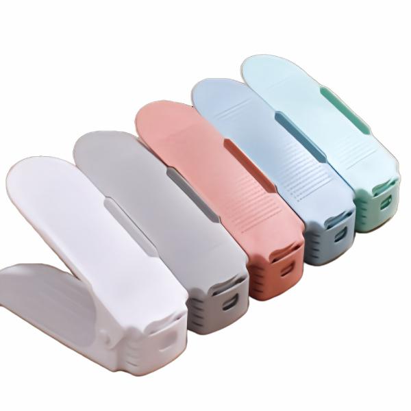 靴が入りきらない下駄箱や玄関の悩みを解消する靴収納ホルダーです。靴を上下に重ねて収納する立体構造により、従来の平置きと比べ収納量が約2倍に向上。スペースを広げることなく効率的に管理でき、玄関や収納棚をすっきり整えられます。ワイド設計でスニー...