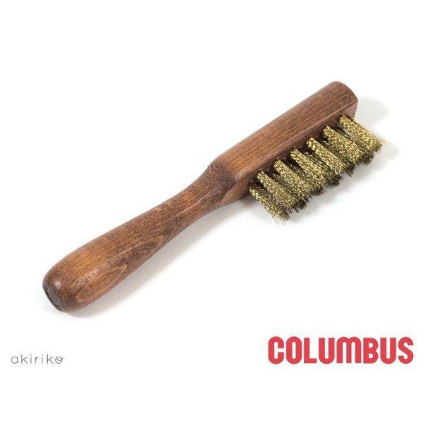 スエードなどの起毛革のお手入れにご使用いただくワイヤーブラシです。ブラシにはさびにくくコシのある真鍮製を使用し、靴同士がぶつかることや油汚れの固着により寝てしまった毛並みを、たたくようにブラッシングをすると、寝てしまった毛を立ち上げることが...