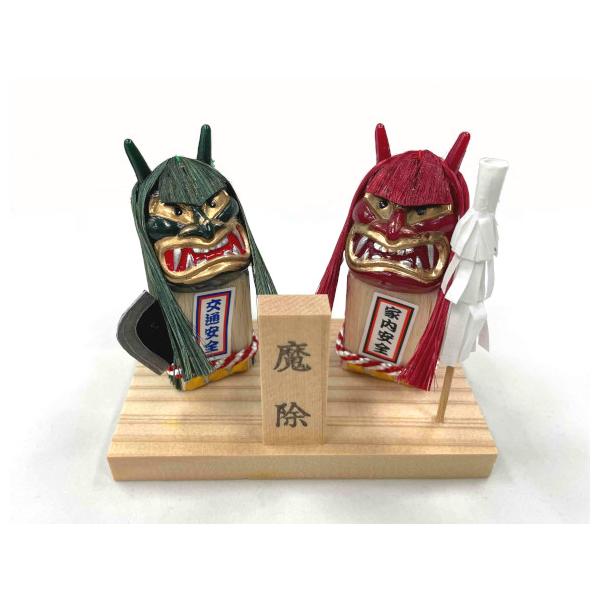 魔除けとして秋田県民に親しまれているなまはげ。なまはげの置物です。赤い「なまはげ」と青い「なまはげ」（緑色）の組み合わせです。（商品サイズ）高さ：80mm　幅：100mm　奥行：55mm　