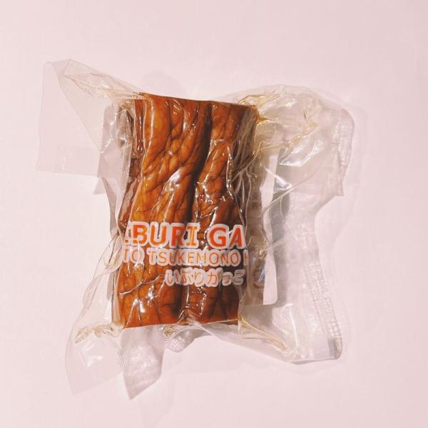 少し食べたいときにピッタリ！お好きな厚みにカットできる、食べきりサイズのミニサイズのいぶりがっこです。【名称】たくあん漬【原材料名】大根（国産）、漬け原材料（砂糖、食塩、米糠）【内容量】1個【保存方法】直射日光高温多湿を避け常温で保存