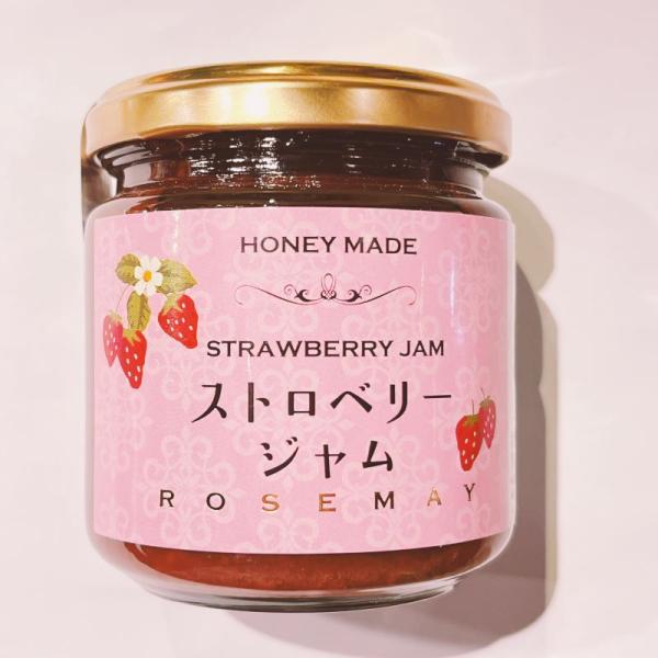 旬の季節に採れたフレッシュな国産苺とアメリカ産苺の奏でるハーモニー。純粋はちみつとフルーツシュガーで丁寧に煮込んだ安心手作りジャム。【名称】ストロベリージャム【原材料名】いちご（アメリカ産、国産）、果糖、レモン汁、はちみつ【内容量】210ｇ...