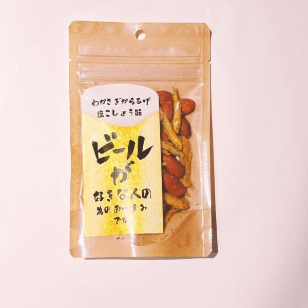 ピリッとあとひくコショウ味、時々カリカリ食感のローストアーモンド。こだわりのクラフトビールに合うこだわりのおつまみができました。【名称】惣菜【原材料名】若さぎ（秋田県産）、アーモンド、小麦粉、植物油、こしょう、食塩（男鹿半島の海塩）、砂糖、...
