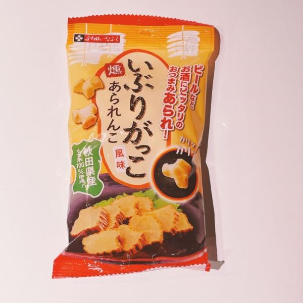 秋田県産もち米を使用した、秋田名物いぶりがっこ風味のおつまみあられです。【名称】米菓【原材料名】もち米（秋田県産）、植物油、いぶりがっこ風味シーズニング、砂糖、食塩/調味料（アミノ酸等）、酸味料、くん液、香料、酸化防止剤（ビタミンE）、環状...