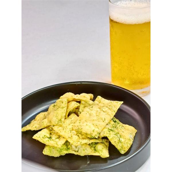 稲庭チップスは、伝統的な稲庭うどんの職人技を活かして作られた、ユニークなスナックです この一袋は、ビールのお供に最適なかりんとう風の味わいを提供します 国内製造の小麦粉を使用し、粉昆布、あおさ、青のりを加えることで、海の風味が感じられる一品...