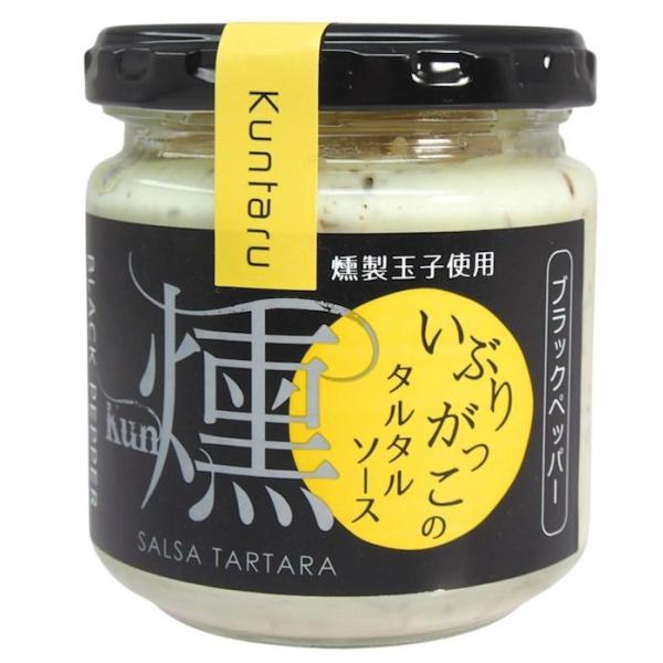 ブラックペッパーがほど良いアクセントで、揚げ物との相性はもちろん野菜と一緒に食べるとパンチが効いてとてもおしいい自社製の刻んだいぶりがっことマヨネーズ、秋田県産の卵を使用したした燻製玉子を和えて作った、漬物屋ならではのタルタルソース、いぶり...