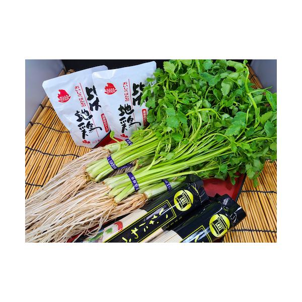 国産小麦使用の稲庭うどんを、湯沢市三関産せりと比内地鶏のだしで味わうあきたぼーのオリジナルセット【三関せり】秋田県湯沢市の誇る江戸時代から続く伝統野菜、三関せり無農薬で育てています権現様と呼ばれる東鳥海山からの豊富な伏流水で育つ三関せりは根...