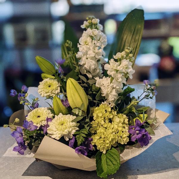 季節に合わせてドイツフローリストマイスターが厳選した素材で、最高のバランスでお作りいたします！熟練の職人が思いを込める、季節のお任せ仏花です白とグリーンのお花をメインに、心を込めてお作り致します。ご要望、ご希望がある方はご相談ください。アレ...