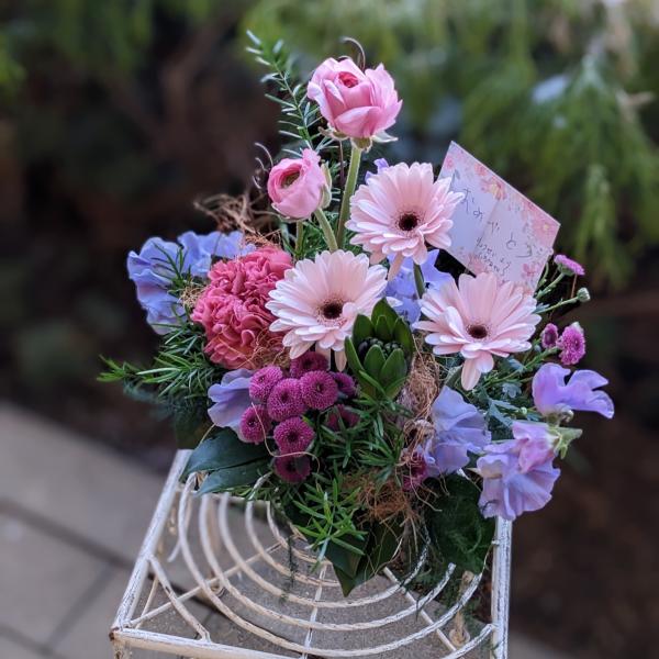 船の形の器にお花を生けた、ちょっと変わった形のアレンジメントです。器の大きさは　横約20ｃｍ高さ10ｃｍ程度ですが季節のお花によってアレンジメントの高さ・幅などは変わります【ご用途】成人式/成人の日/成人内祝い/愛妻の日/バレンタインデー/...