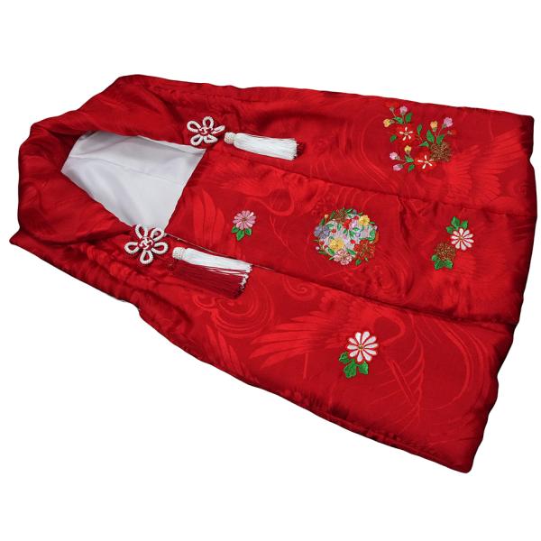 落ち着いた赤色の生地に、縁起の良い鶴の地模様が上品に浮かび上がります。刺繍を引き立て、写真にも美しく映える被布コートです。【鶴の地模様】鶴は長寿と健やかな成長を象徴する、お祝い着にふさわしい吉祥文様です。●内容●被布コート●品質、寸法●表生...