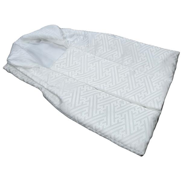 純白の地に、光沢のある糸で美しい模様（紗綾形風）を織り出した被布コートです。光を反射して輝く様は、清楚でありながら高貴な印象を与えます。どんなお着物にも合わせやすく、お子様の無垢な可愛らしさを最大限に引き立てるデザインです。お得な同時購入割...