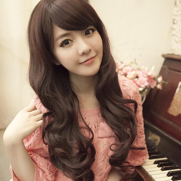 出品カラー：ブラウン耐熱ファイバー180℃なのでコテ・ストレートアイロン・ドライヤー使用OK!!自然なボリュームが人気！フルウィッグ！耐熱性仕様なので自分好みのアレンジができます♪ストレートアイロン・カラー染めはＯｋです。自然なボリュームが...