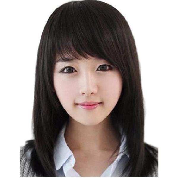 清楚なイメージの黒髪ストレート、セミロングのウィッグです。耐熱ファイバーを使用しているのでドライヤーやアイロンの使用も安心です。セット内容： ウィッグ、ヘアネットサイズ：フリーサイズ 頭囲53-59cm 調節可能。長さ：約 35〜40cm清...