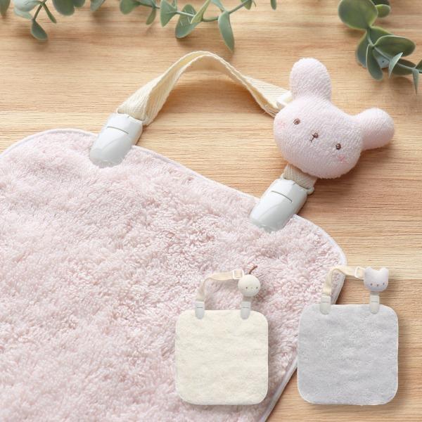 【商品名】クリップ付スタイ　にこにこ【素材／材質】ハンカチ：綿100％(エアーかおるタオル)【色】ピンク・グレー・アイボリー【サイズ】ハンカチ：約17.5×17.5cm【ご注意事項】モニターの発色の具合によって実際のものと色が異なる場合がご...