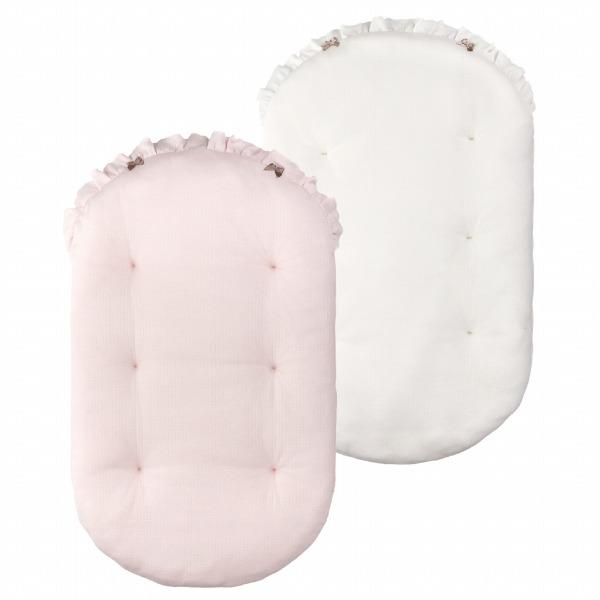 【商品名】抱っこふとん　フリル【素材／材質】表・裏：綿100%(表：接結)、中：ポリエステル100％【サイズ】63×39cm（フリル除く）【色】ピンク、アイボリー【ご注意事項】モニターの発色の具合によって実際のものと色が異なる場合がございま...