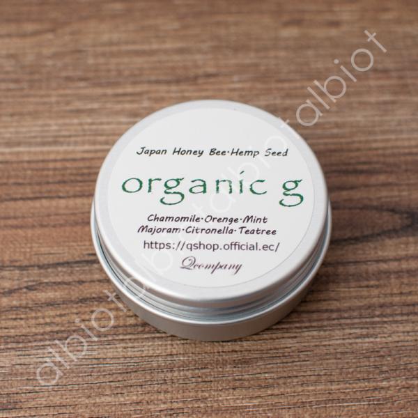 自家製の日本みつばちのミツロウと、ヘンプシードオイル(麻の実オイル)を主原料にした犬用クリーム。organic g(オーガニック　ジー)は【日常ケア用】のクリームです。肉球、湿疹、鼻のケア、指の股、ダニやノミ刺されのケア、引っ掻き傷などの日...