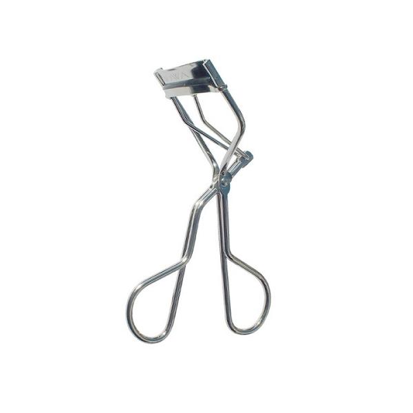 皮膚に対する金属の圧迫感がないように改良され、よりまつ毛全体の根元をとらえ、しっかりカールできる新感覚のビューラー。（替えゴム2個付）