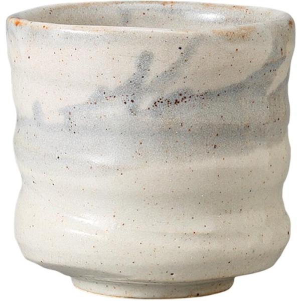 手になじみやすく使いやすい美濃焼の湯呑。絵柄にも一工夫施した湯呑で穏やかな時間を。奥深い質と色合いを楽しみながら、優雅なひとときを与えてくれることでしょう。長きにわたる伝統的な焼物の味わいをご堪能ください。商品サイズ：10.5×10.5cm...