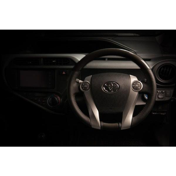 REAL(レアル)ステアリング【アクア/30プリウス/プリウスα】パール  