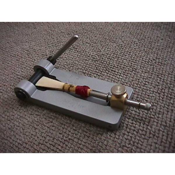 ドイツ・リーガー社製リードの先端を簡単にきれいにカットできます。