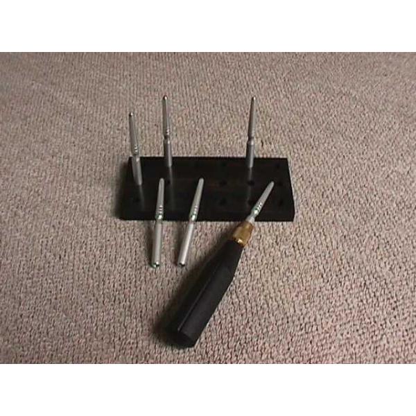 ファゴット用のマンドレルのピン6本とハンドルと18穴の乾燥台のセットです。ピンを刺したまま乾燥台で乾燥させることができます。