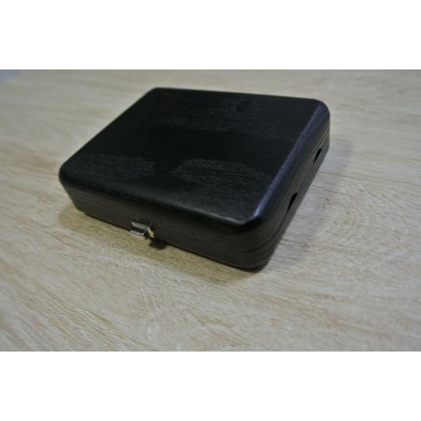 ドイツem社製　Fgリード3本用の木製リードケースです。マンドレルシステムでしっかりリードを固定します。色はマホガニーになります。90x75x24mm　サイドに換気用の窓アリリードは付属しておりません。