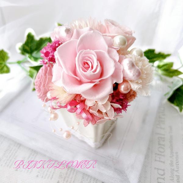 新発売です！プレゼントにもピッタリな豪華花器アレンジ。ピンクが可愛いアレンジです！クリアケースに入れたお花をラッピングし、発送致します。フロストバッグお付けできます（選択）。納品書は同梱致しません。雑誌クロワッサン掲載店。次回発売は未定なの...