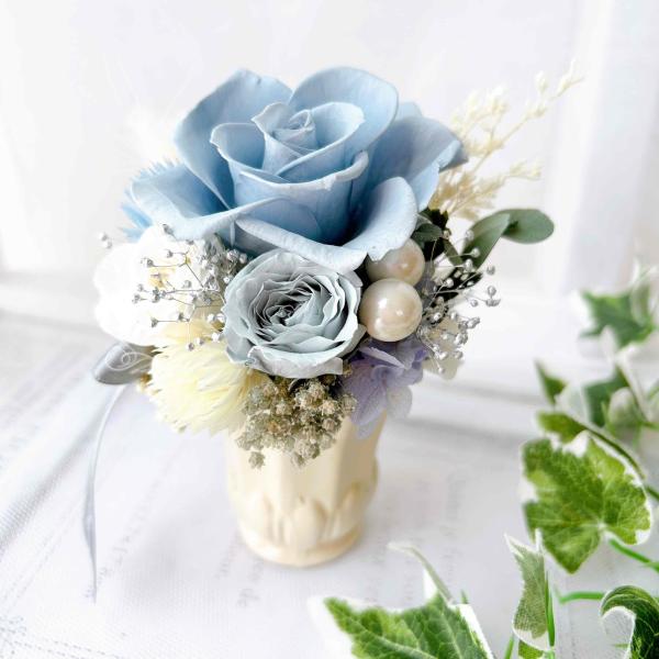 新発売です！プレゼントにもピッタリな豪華花器アレンジ。クールなブルーグレーアレンジです！クリアケースに入れたお花をラッピングし、発送致します。フロストバッグお付けできます（選択）。納品書は同梱致しません。雑誌クロワッサン掲載店。次回発売は未...