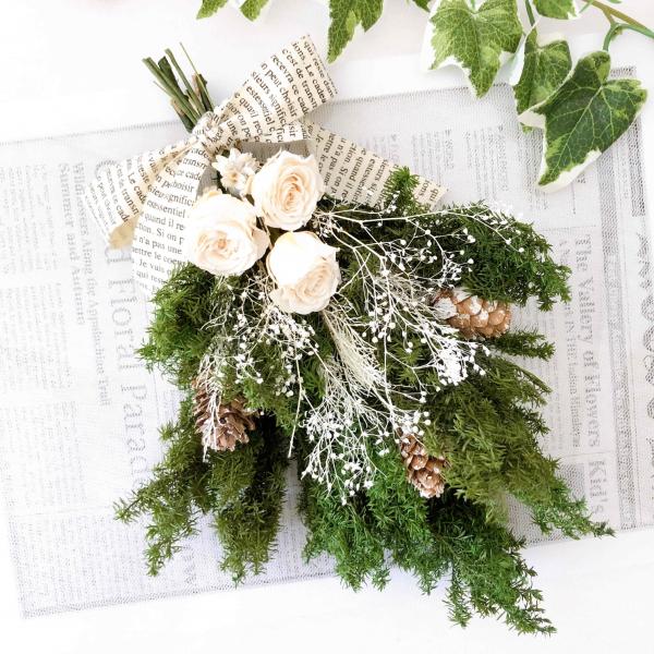 新発売です！お祝いとして、また、インテリアにも。シンプルなホワイトローズスワッグです。お花をラッピング後、梱包箱に入れ、発送致します。+300円でリースケースに入ります。手提げ袋選択できます。（梱包時に袋を少々折り梱包箱にセットをします。ご...