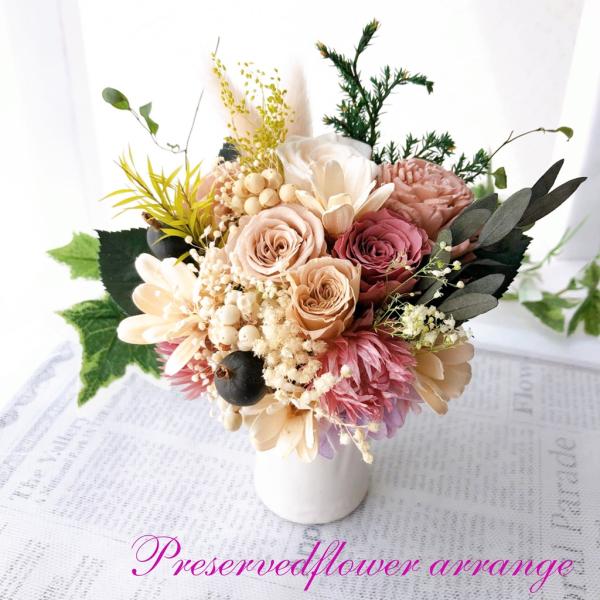 新発売です！プレゼントにもピッタリな豪華花器アレンジ。スモーキーピンクがお洒落！クリアケースに入れたお花をラッピングし、発送致します。フロストバッグお付けできます（選択）。納品書は同梱致しません。雑誌クロワッサン掲載店。次回発売は未定なので...