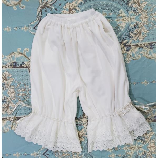 冬用と夏用が選べる、柔らかなフリースのレギンスパンツです。ウエストはゴム仕様でフィットするから、着ていて楽ちん♪裾まわりは刺繍レースの2枚重ねで、その上はリボンで結べます☆レギンスとして着てもいいし、パジャマのズボンにしても◎ポケットがつい...