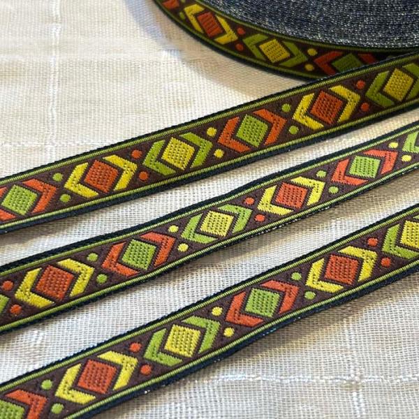 こちらの商品は数量『1』で2mのお届けになります。サイズは2枚目画像をご参照ください。縫い付けかグルーでの接着になります。