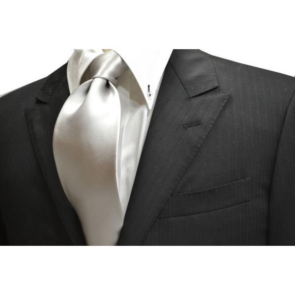 無地（シルクサテン）/シルバーの無地(ツルーンとした)ネクタイ/結婚式