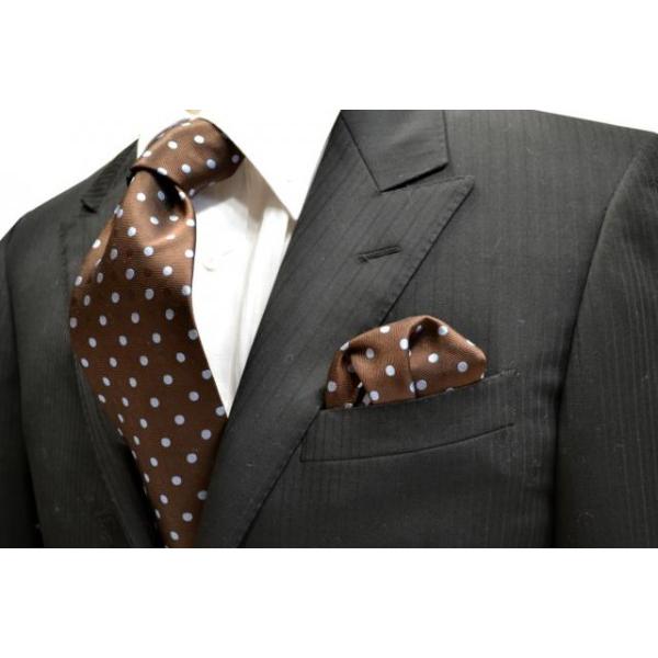 茶色地に同色の織柄の水玉地に水色の水玉ネクタイ＆ポケットチーフ