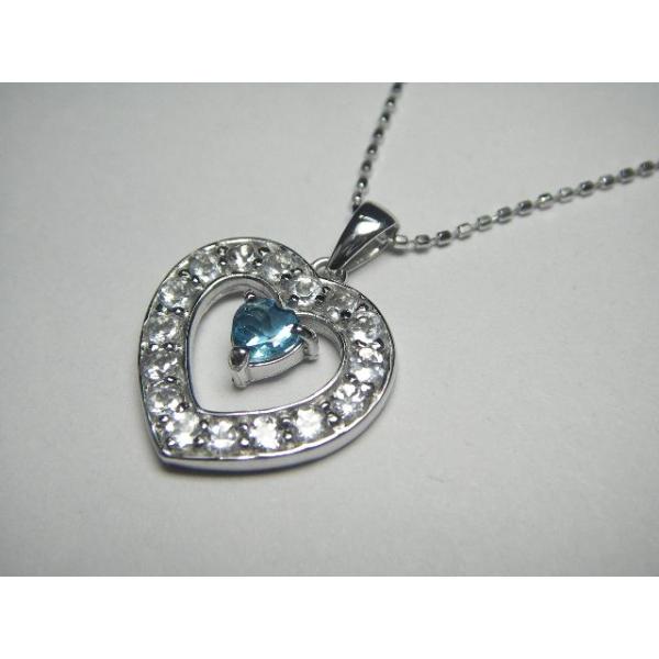 K18WG ブルーダイヤモンドがあしらわれた上品なハートのネックレス
