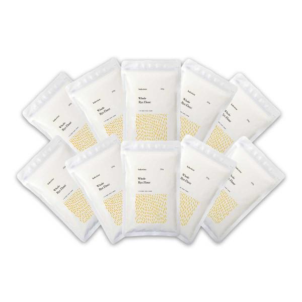 外皮ごと挽いた粗挽きタイプの全粒粉です。粗挽きらしいライ麦の存在感や香ばしさが得られます。本格的なずっしりとしたライ麦パンにおすすめです。寒暖差が大きく、厳しい自然に育まれた北海道産のライ麦。野趣あふれる風味とほどよい酸味が、あなたのパンの...