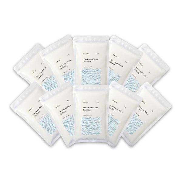 外皮ごと挽いた細挽きタイプの全粒粉です。粗挽きに比べ粒子が細かく扱いやすく、また口当たりも滑らかに仕上がります。様々なライ麦パンにお使いいただけます。寒暖差が大きく、厳しい自然に育まれた北海道産のライ麦。野趣あふれる風味とほどよい酸味が、あ...