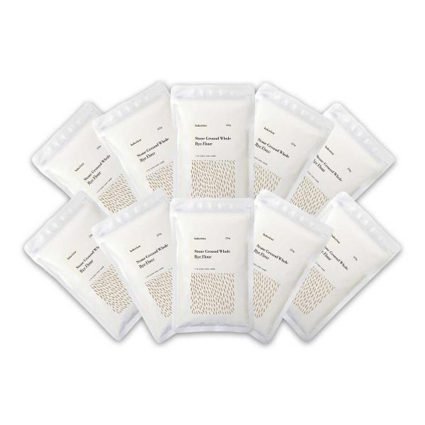 外皮ごと石臼でじっくり時間をかけて挽いた全粒粉です。粗挽きタイプよりも更に粒子・外皮が細かいため扱いやすくボリュームのあるパンにもお使いいただけます。寒暖差が大きく、厳しい自然に育まれた北海道産のライ麦。野趣あふれる風味とほどよい酸味が、あ...