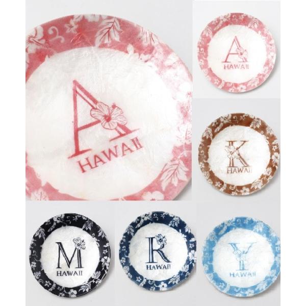 それぞれのイニシャルにハイビスカスが付いたカピス貝のトレイ。アクセサリートレイとしてもお使いいただけます。HAWAIIでハイビスカスには「繊細な美」の意味があります。ちょっとしたギフトにもおすすめです。定価825円（税込）1点はネコポスで、...