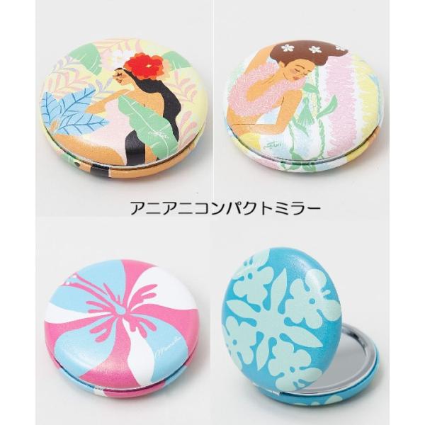 マカロンのような丸いフォルムが愛らしいコンパクトミラー。手のひらサイズで持ち運びしやすく、二面鏡のうち一面は拡大鏡付き。大人気アーティスト　マイティースー の イラストあり。華やかなハワイ柄が気分を上げてくれ、フラのメイク直しや日常使いにも...