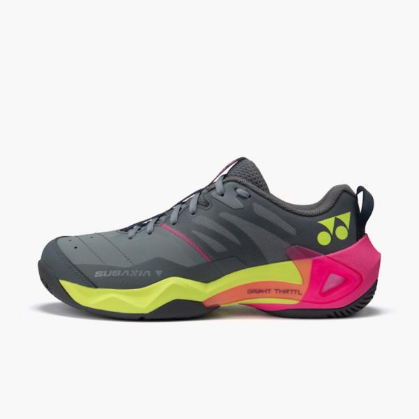 ◇グラファイトスロットルの衝撃吸収反発性を最大限に引き出し足元から爆発的なジャンプスマッシュを生み出す◇日本バドミントン協会審査合格品■カラー(メーカー表記):グレー(010:グレー)■甲材(アッパー):合成樹脂■底材(ソール):ゴム底■カ...