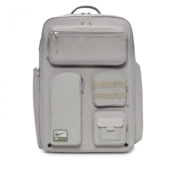 ◇汚れたシューズを他の物と同じコンパートメントに入れるのは嫌？そんなあなたにぴったりのバッグをご用意しました。 メインコンパートメントに仕切りを設け、スニーカーを他のギアと分けて収納可能。 ジッパー付ポケットにはラップトップを安全に収納でき...