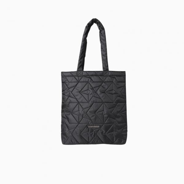 ◇普段使いにも活用できるキルティングバッグ ◇ステッチをシェブロンロゴで表現したキルティングバッグ。 ■カラー： 2：ブラック/ブラック ■素材： 表地：ポリエステル100％、裏地：ポリエステル100％ ■サイズ(W×D×H)：37×40×...
