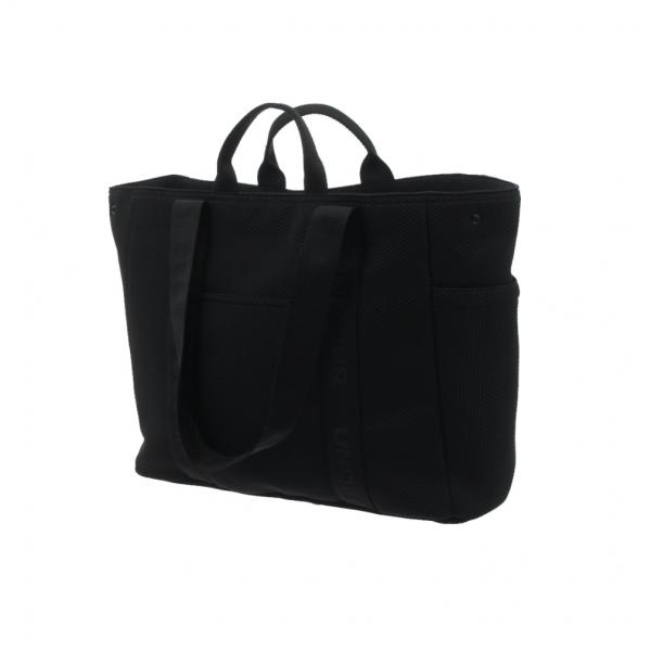 ◇パンチング加工を施したネオプレーン素材抗菌効果のある生地を内側に採用 肩掛け、手持ちどちらにも対応可能なストラップ ペットボトルが入るサイドポケット 内側に小物収納ポケット パソコン収納可能 W42cm×H34cm×D16cm22L ■カ...