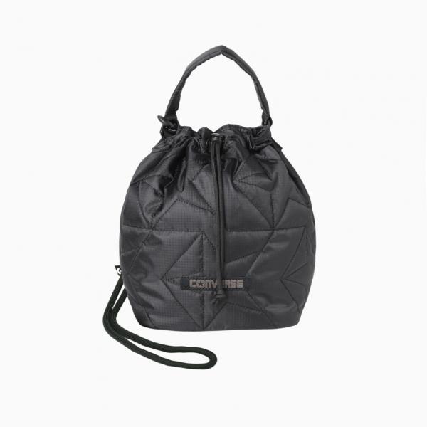 ◇普段使いにも活用できるキルティングバッグ ◇ステッチをシェブロンロゴで表現したキルティングバッグ。 ■カラー： 2：ブラック/ブラック ■素材： 表地：ポリエステル100％、裏地：ポリエステル100％ ■サイズ(W×D×H)：18×26×...