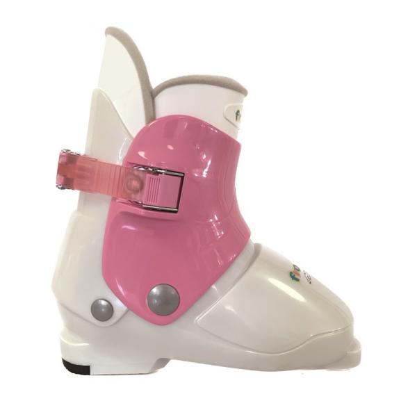 ◇リアエントリー仕様で小さなお子様でも脱ぎ履きが簡単。細かな締付調整が可能なラチェットバックル。初めてのスキーにぴったりのJrエントリーモデル。■カラー：ホワイト×ピンク■レベル：初級■タイプ：一般(オールラウンド)■ラスト：ワイドラスト■...