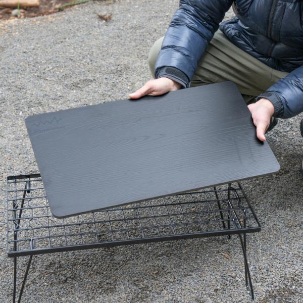 ◇汎用性の高いサイズ約59×34cmのアウトドアラック用天板。◇メッシュトップに天板を追加する事で使用用途が広がる。◇見た目がお洒落なウッド調マットブラックシート採用。◇両面メラミン素材のシートで外でも安心して使える。■素材：OSB合板、メ...