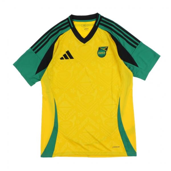 ◇リサイクル素材で作られた、ジャマイカのルーツをトリビュートするホームユニフォーム。◇ジャマイカの鮮やかな色に満ちたカルチャーからインスピレーションを得た、エンボスグラフィックが目を引くサッカージャージー。フロントには刺しゅうエンブレムを、...